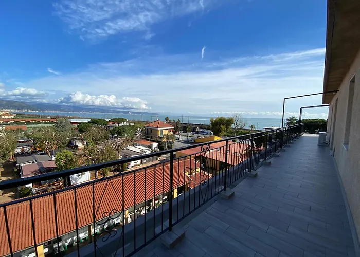Spazioso Attico Fronte Mare Albenga