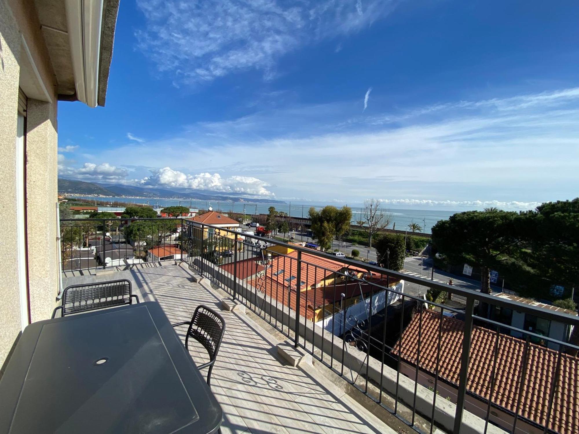 Apartment Spazioso Attico Fronte Mare *