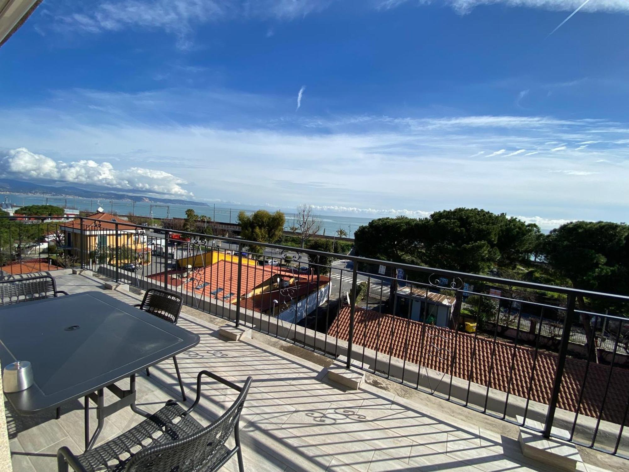 Spazioso Attico Fronte Mare Apartment Albenga