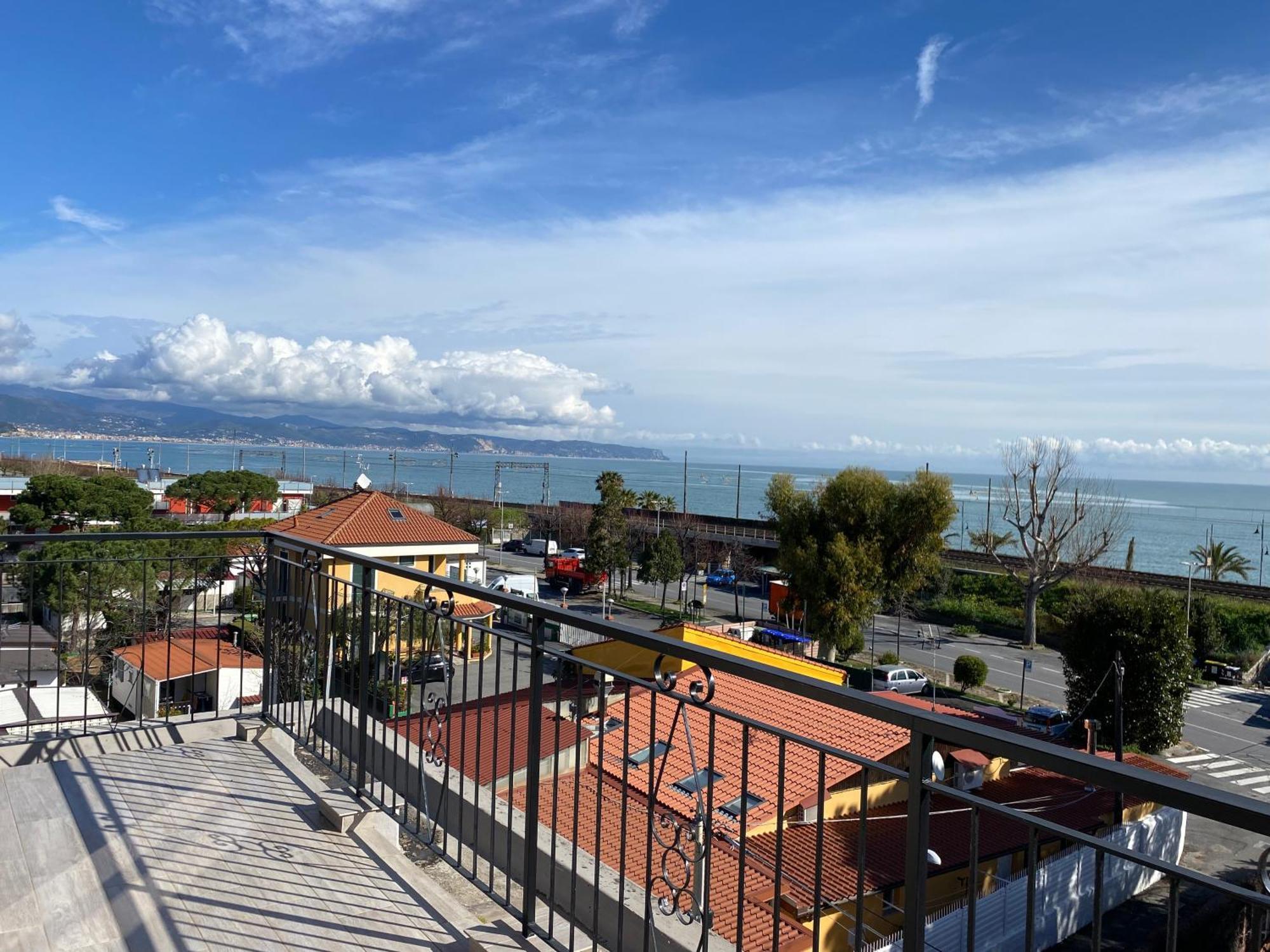 Spazioso Attico Fronte Mare Apartment