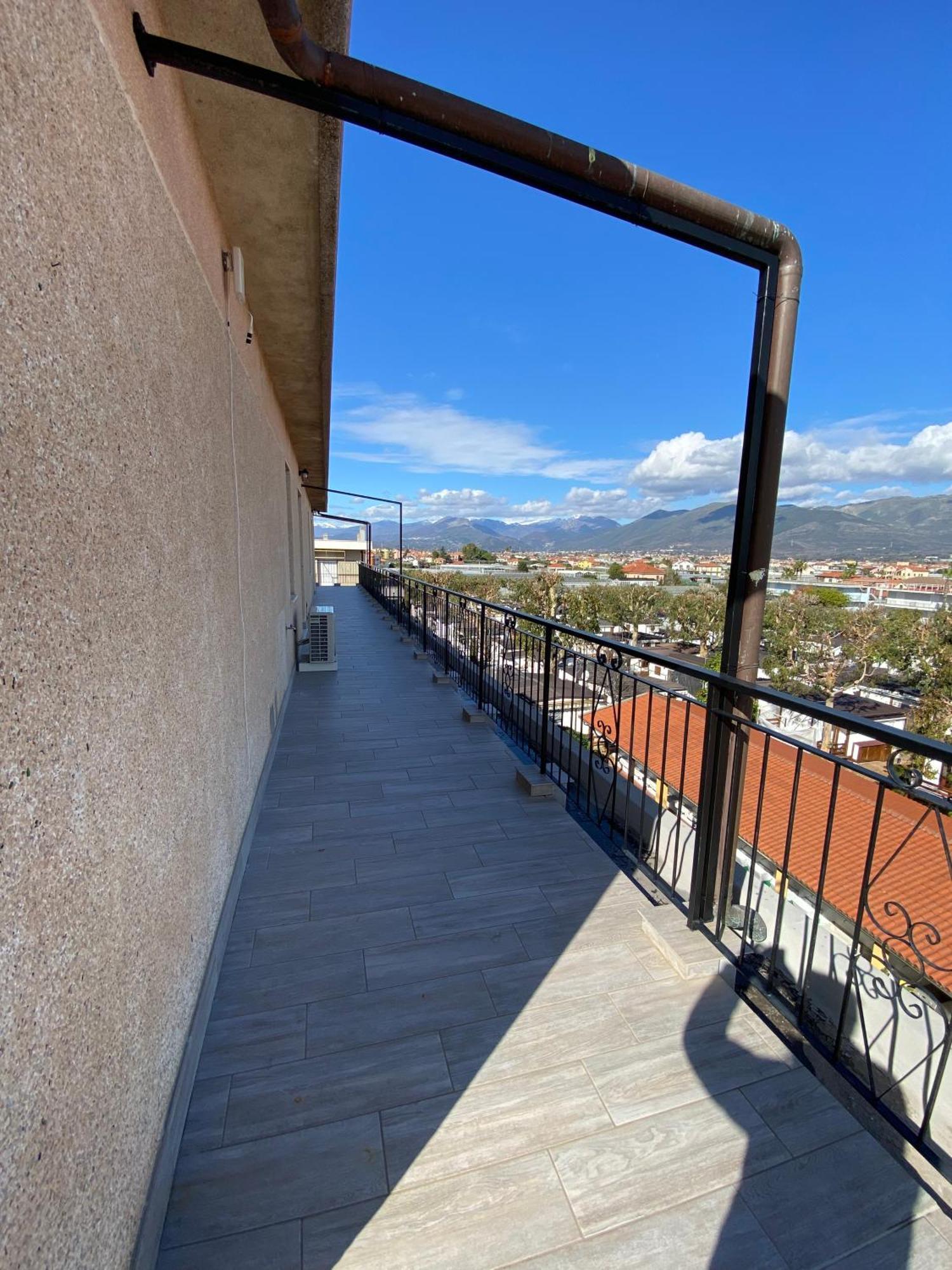 Spazioso Attico Fronte Mare Appartement Albenga