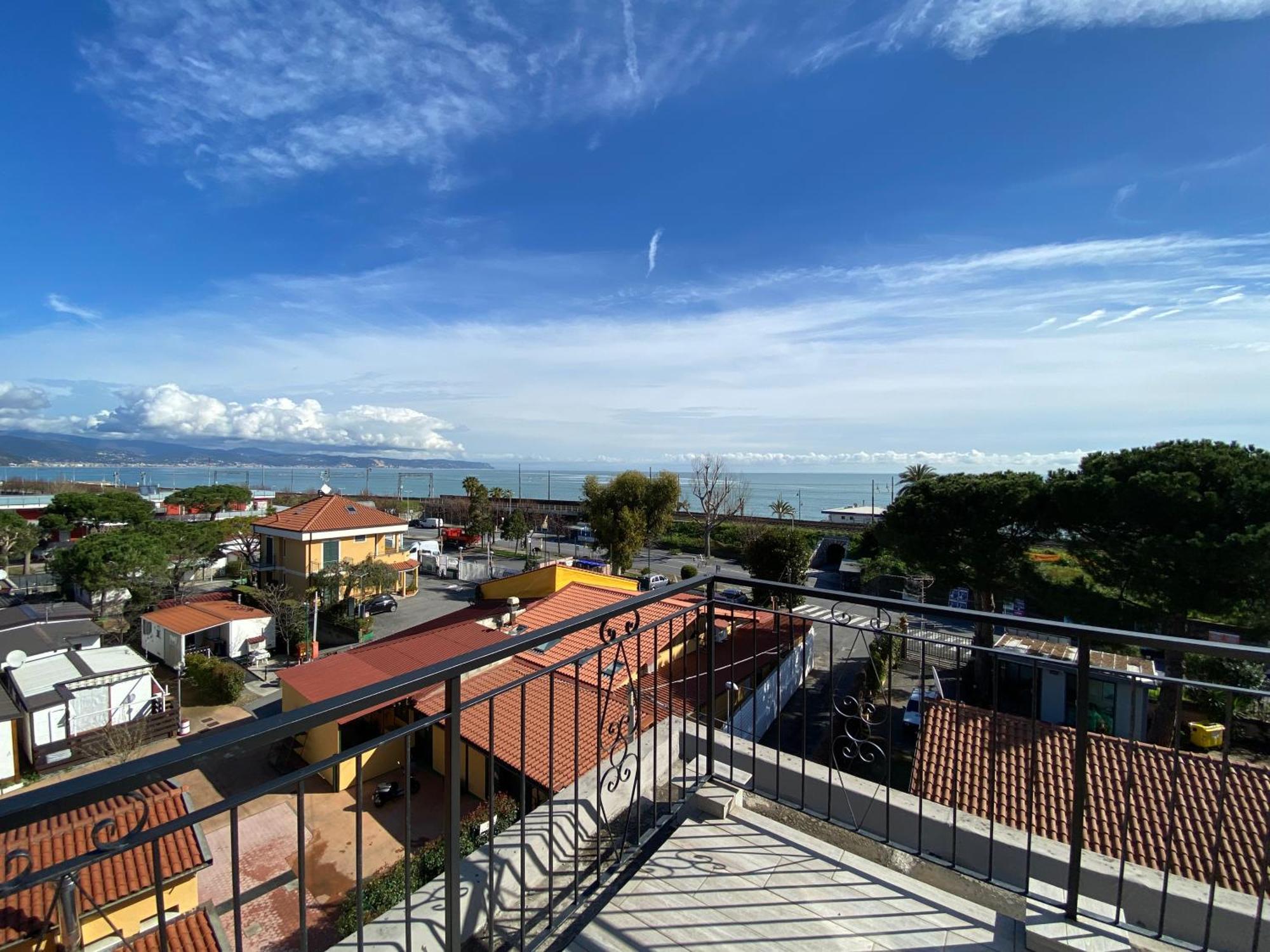 Spazioso Attico Fronte Mare Apartment Albenga